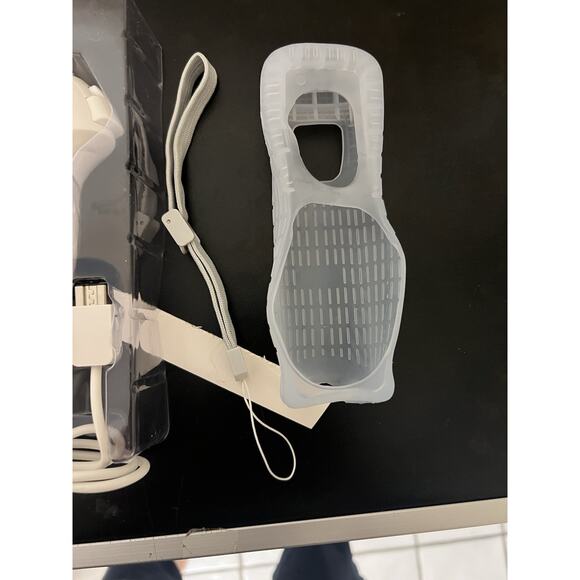 White Built in Motion Remote Control wired Nunchuck For Nintendo Wii Wii U - Picture 4 of 4